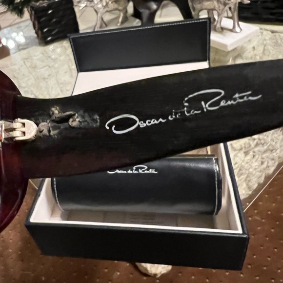 Oscar De la Renta wood frame sunglasses comes storage box & case with brown tint - Picture 6 of 9